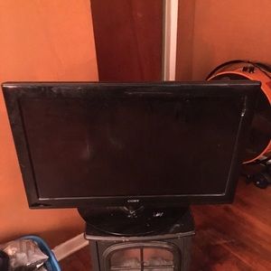 I am selling tv still in good condition work fine
